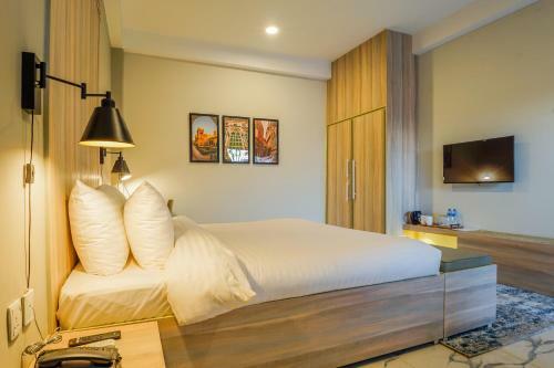 Hotel Roomy Crossroads