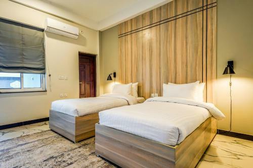 Hotel Roomy Crossroads