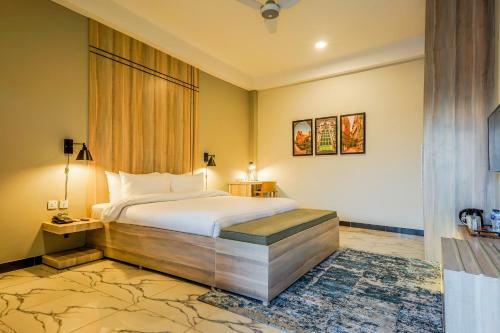 Hotel Roomy Crossroads