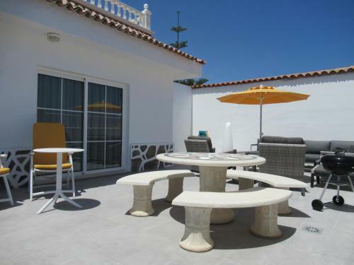 Las Rosas, Stunning Luxury Chocolate Box Villa With Private Heated Pool & Wifi