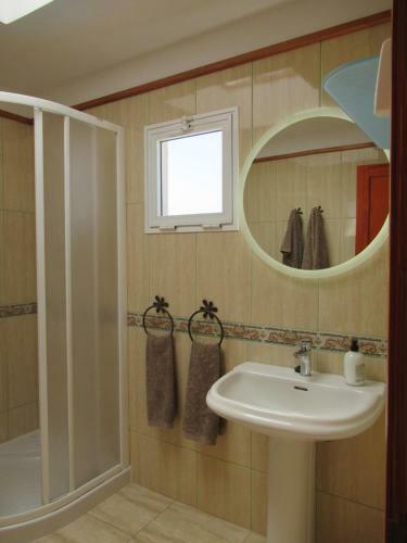 Las Rosas, Stunning Luxury Chocolate Box Villa With Private Heated Pool & Wifi
