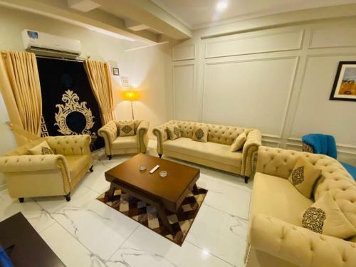 Holidazzle Serviced Apartments Bahria Town