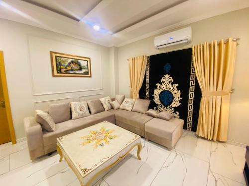 Holidazzle Serviced Apartments Bahria Town