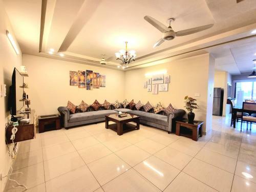 Executive 3 Bedrooms Park Face Apartment In Bahria Town
