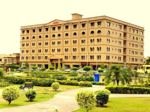 Executive 3 Bedrooms Park Face Apartment In Bahria Town