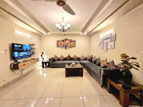 Executive 3 Bedrooms Park Face Apartment In Bahria Town