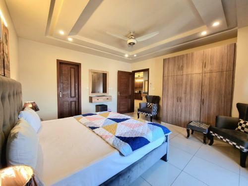 Executive 3 Bedrooms Park Face Apartment In Bahria Town