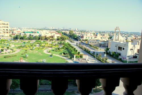 Executive 3 Bedrooms Park Face Apartment In Bahria Town