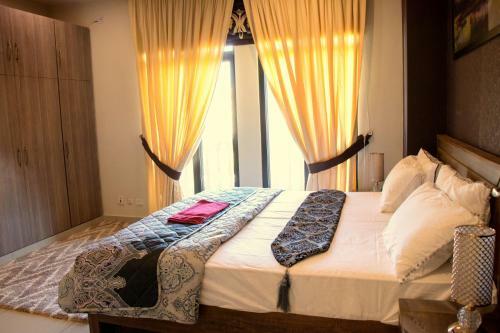 Executive 3 Bedrooms Park Face Apartment In Bahria Town