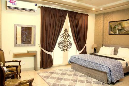 Executive 3 Bedrooms Park Face Apartment In Bahria Town