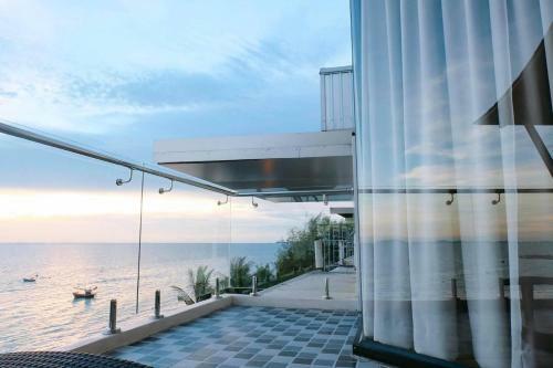 Hostal Sea Sand Trees
