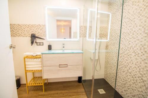 Beautiful Apartment Recently Renovated With Wifi And A C