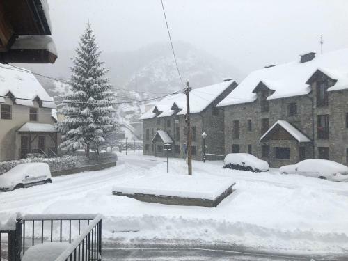 Los Ibones - Escarrilla Ski Lodge