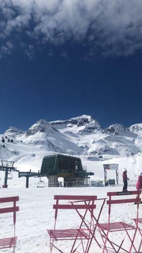 Los Ibones - Escarrilla Ski Lodge