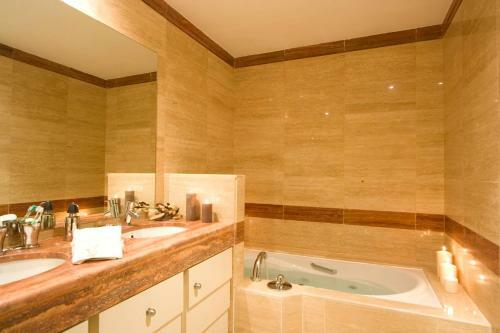 Heaven Beach Apartments, Apt 402