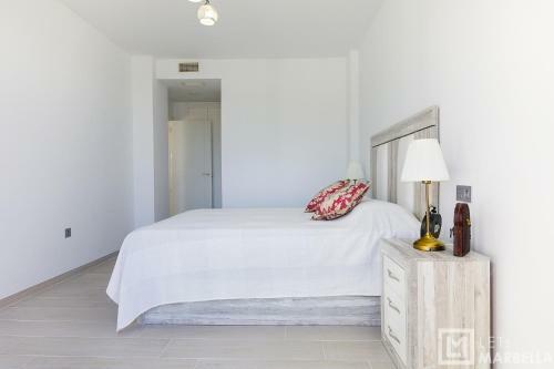 Estepona Sunsets - Modern 3-br Beachside Apartment