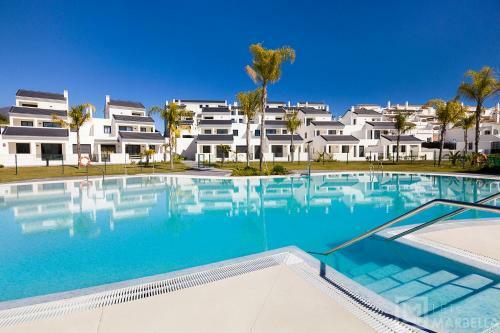 Estepona Sunsets - Modern 3-br Beachside Apartment