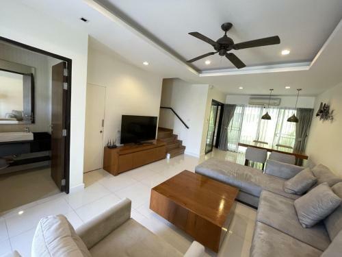 Townhouse At Laguna Park By Lofty