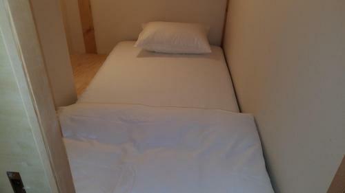 Albergue Running Bare