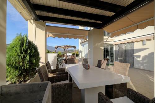 Acosta- Incredible Designer's Terraced Flat