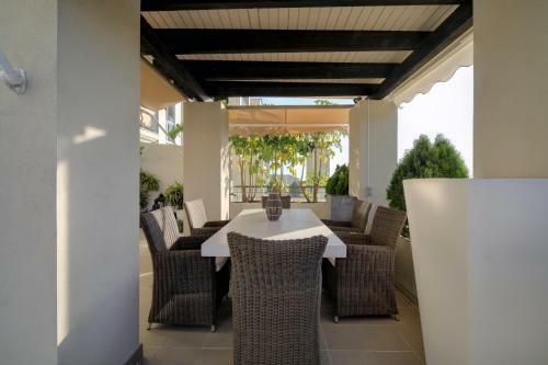Acosta- Incredible Designer's Terraced Flat