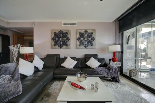 Acosta- Incredible Designer's Terraced Flat