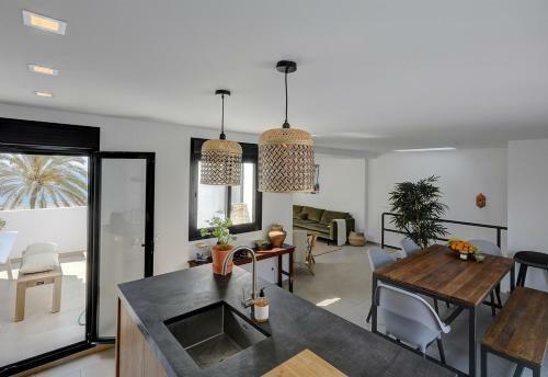 Renovated Townhouse San Roque 91