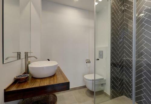 Renovated Townhouse San Roque 91
