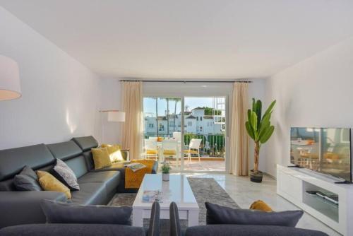 11226 - Modern Beach Side Duplex Penthouse.