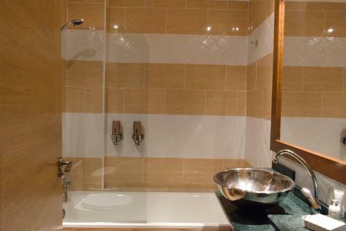 4 Bed Ground Floor Apartment With Rooftop Pool