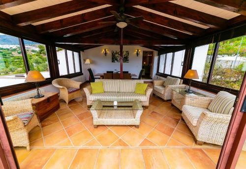 Villa With Infinity Pool Hot Tub