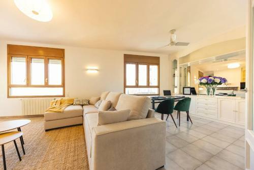 Bravissimo El Lle�, Bright 4-bedroom Apartment