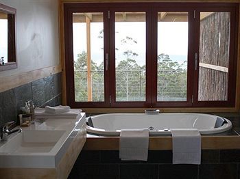 Lodge Woodbridge Hill Hideaway