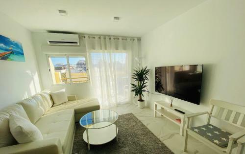 Fresh And Modern Delux Apartment In 1 Min From The Beach!