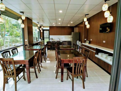 Yellow Pui & Railway Inn