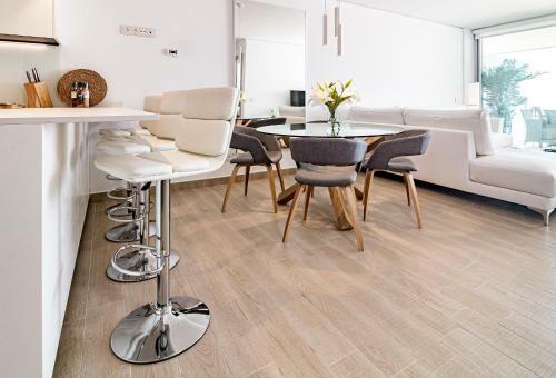 Hig- Modern Apartment Stunning Views, Next To Beach