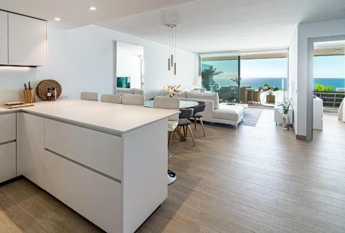 Hig- Modern Apartment Stunning Views, Next To Beach