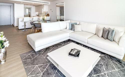 Hig- Modern Apartment Stunning Views, Next To Beach
