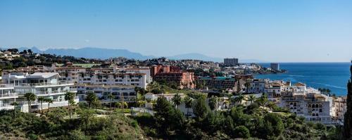 Hig- Modern Apartment Stunning Views, Next To Beach