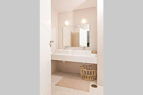 Hugo Modern Apartment Best Facilities