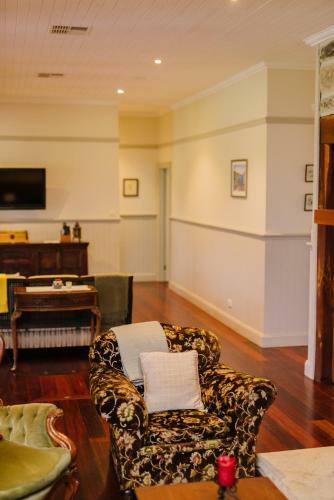Lodge Hanging Tree Wines