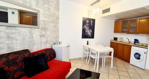 Go To Apartments In Leonardo