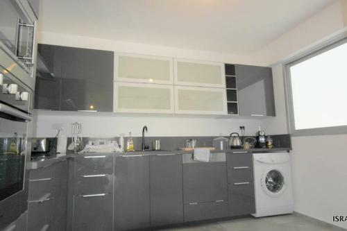 Apartamento Modern & Luxury Apt Steps To The Beach In Bat Yam
