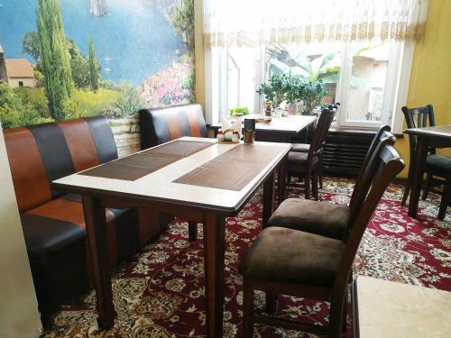 Hostal Happy House Hotel