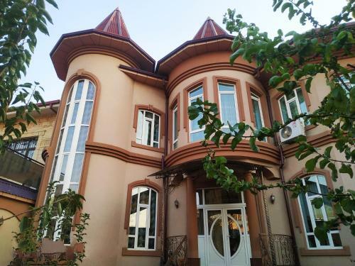 Hostal Happy House Hotel