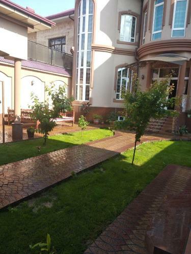 Hostal Happy House Hotel