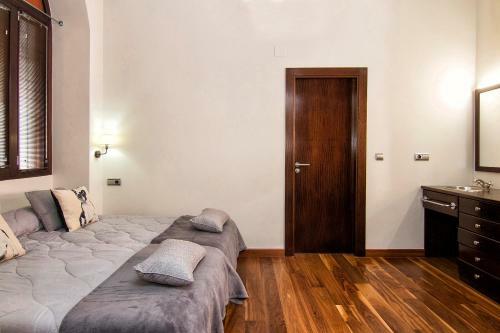 Apartamentos Deluxe Palacio de Los Jer�nimos Free Parking