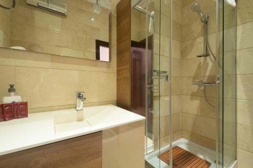 Apartamentos Deluxe Palacio de Los Jer�nimos Free Parking