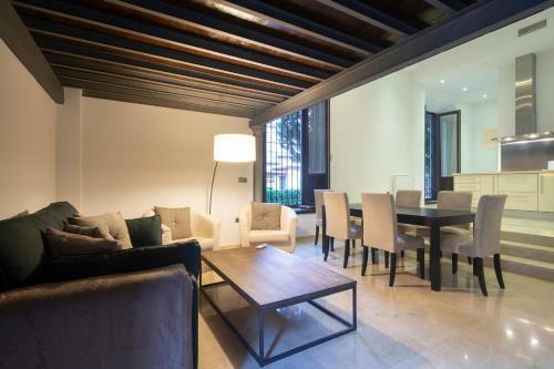 Apartamentos Deluxe Palacio de Los Jer�nimos Free Parking