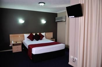 Aaa Airport Albion Manor Apartments And Motel